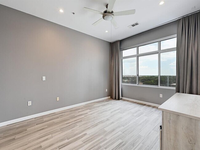 Building Photo - 54 Rainey St