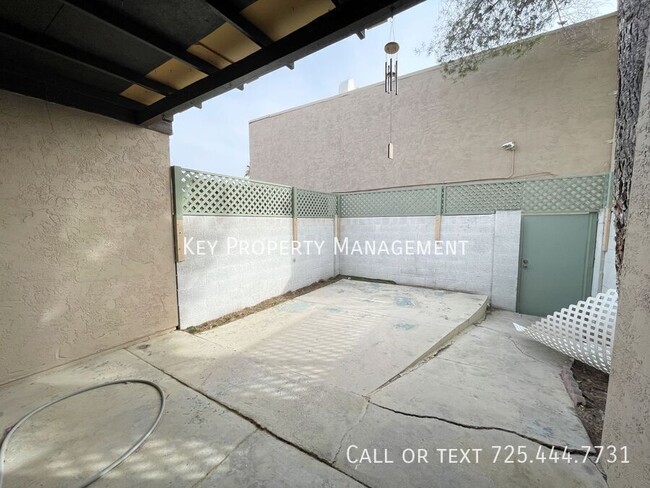 Building Photo - MODERN 2 BED, 1.5 BATH TOWNHOME LOCATED IN...