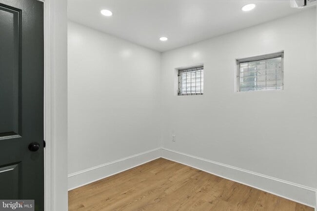 Building Photo - 1637 W Girard Ave