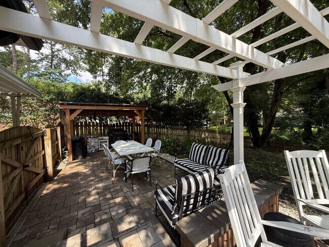 Building Photo - Stunning 3BD, 2BA Raleigh Home with a Fenc...