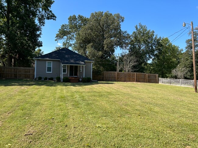 Building Photo - 105 Hillcrest St