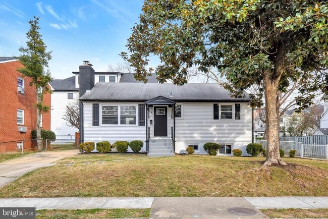 Building Photo - 617 N Wakefield St