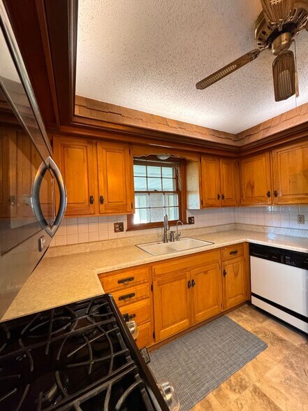 Building Photo - 8000 Oakland Ave