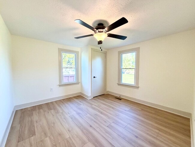 Building Photo - 211 Sanderson Dr