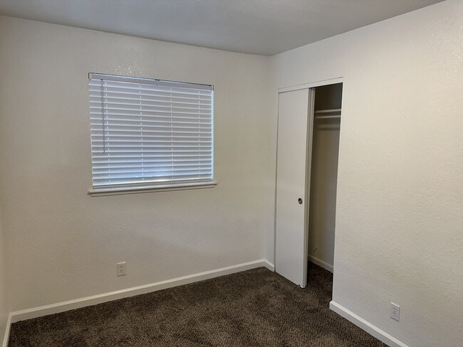 Building Photo - Riverbank 3 Bedroom 2 Bath Fourplex with G...