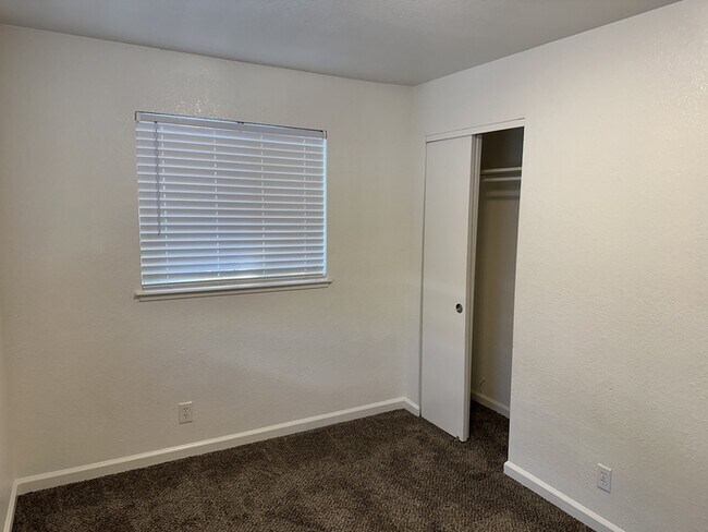 Building Photo - Riverbank 3 Bedroom 2 Bath Fourplex with Garage