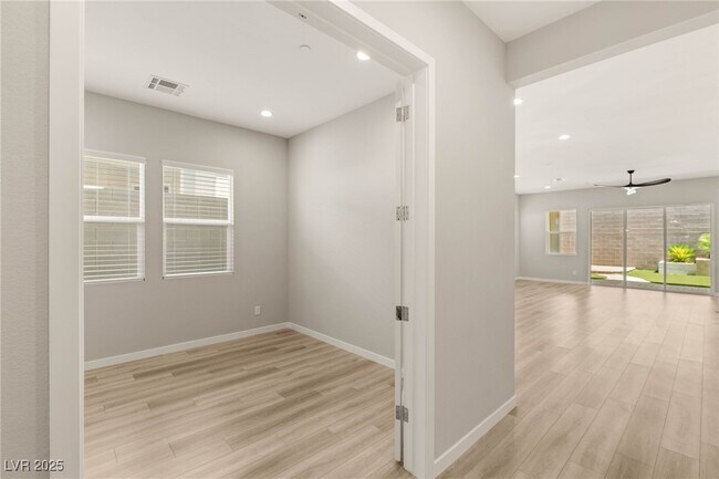 Building Photo - 3391 Stone View Ave