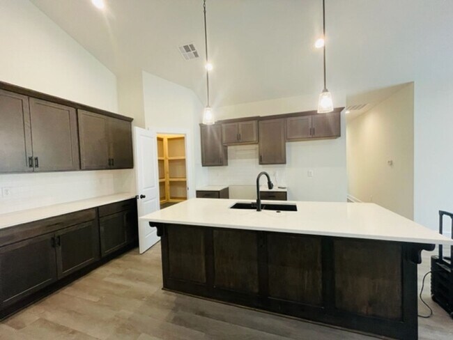 Building Photo - 1632/34 Hickory Creek