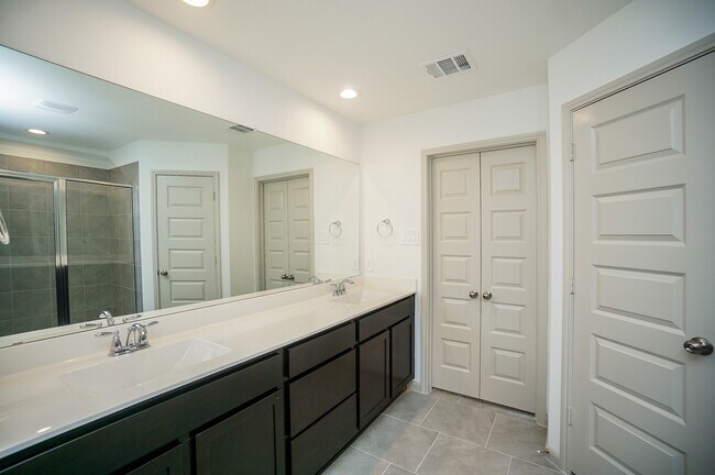 Building Photo - 3318 Parker Trce Dr