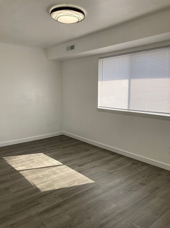 Building Photo - Renovated & Spacious 2 Bedroom Condo in Ed...