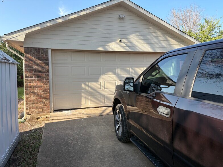 Building Photo - 4005 Sunhill Dr