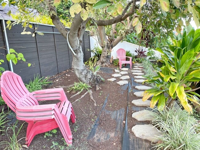 Building Photo - Wailuku Heights Executive Style 3Bed/2Bath Furnished Upstairs Home - Pool w/ cabanas - Most Utili...