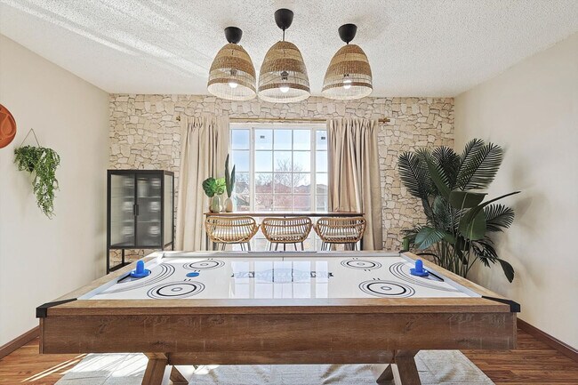 Building Photo - 708 Azalea Dr