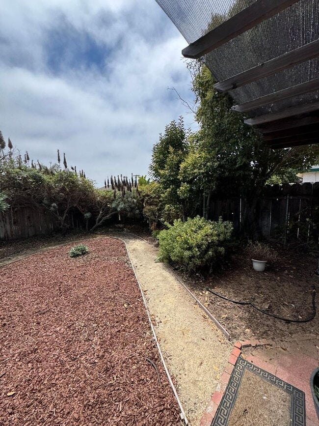 Building Photo - Fully Furnished Home Near the Beach in Gro...
