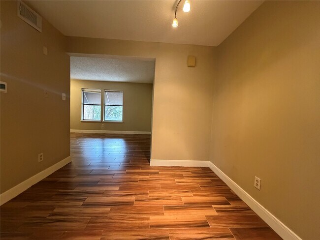 Building Photo - 1901 Brun St