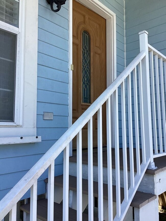 Building Photo - NEW PRICE!! Move in Ready Single Family Home - 4 bedroom - 1.5 Bathroom on Stock Island