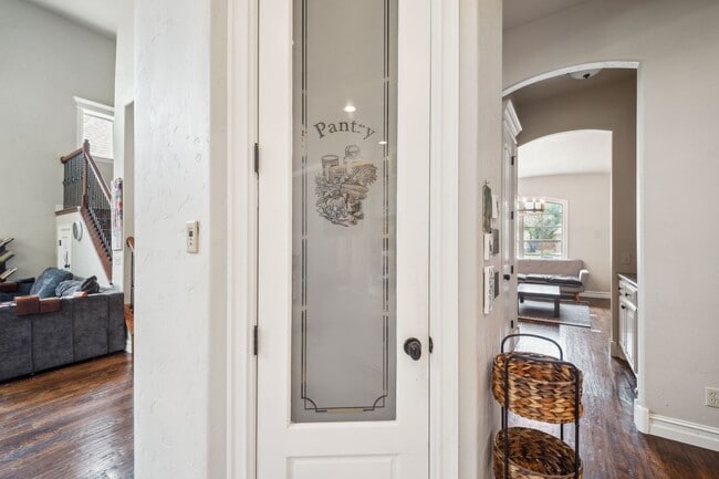 Building Photo - Stunning 5 bedroom 4.5 bath in Stonebrooke Glenn