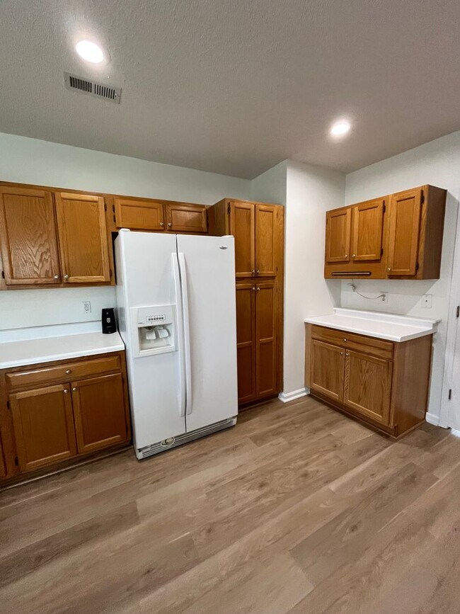 Building Photo - Discover this well-maintained 3-bedroom, 2-bath home in Carriage Hills
