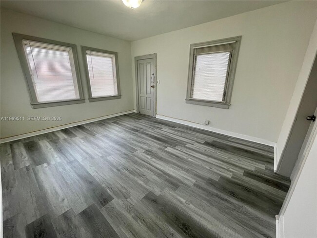 Building Photo - 442 SW 10th Ave