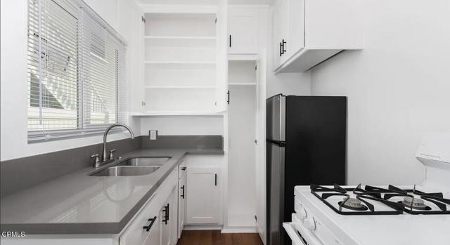 Building Photo - 230 N Hollywood Way