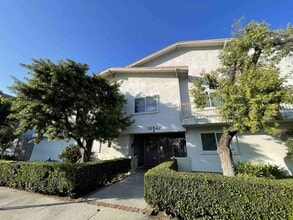 Building Photo - COMPLETELY UPDATED TWO BEDROOM APARTMENT IN TARZANA!