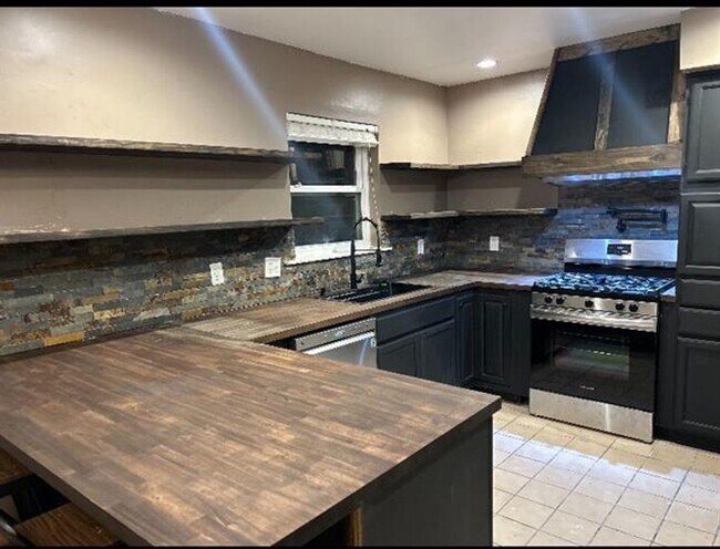 Building Photo - 107 Norfolk Ct