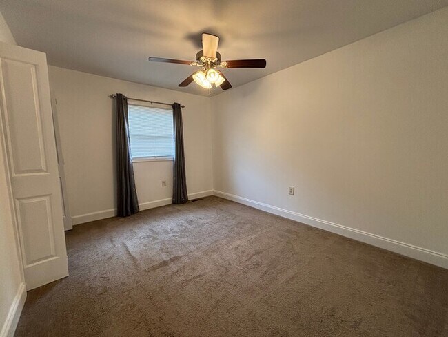 Building Photo - 2 Bedroom Townhome walking distance to Plaza Midwood.
