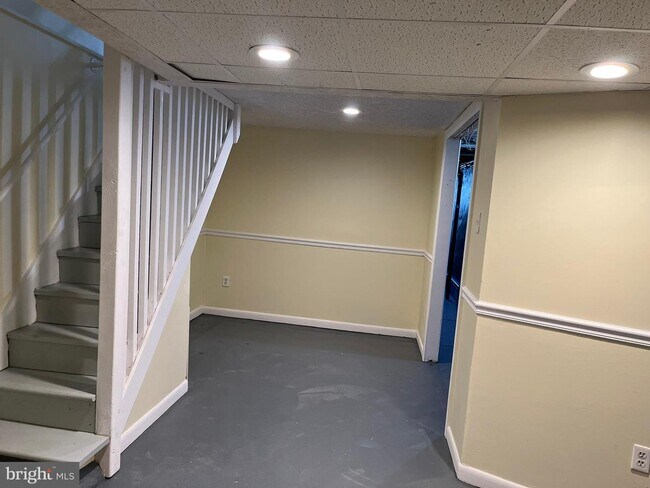 Building Photo - 6481 Morris Park Rd