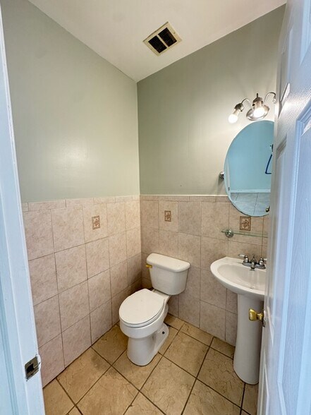 Building Photo - 15 Wales Ave