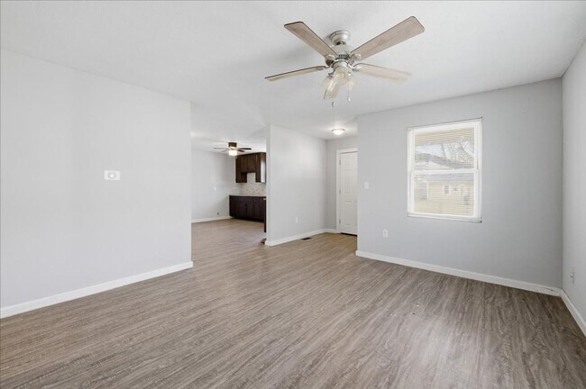 Building Photo - 2819 N Gladstone Ave