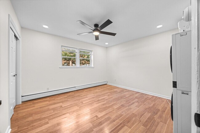 Building Photo - 737 10th St