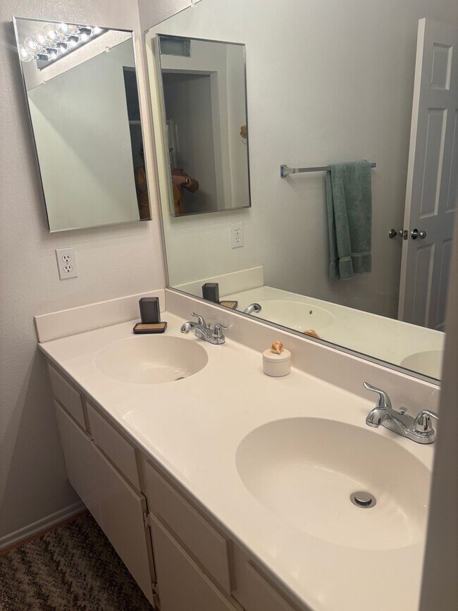 Building Photo - 4-BedroomSpacious Home