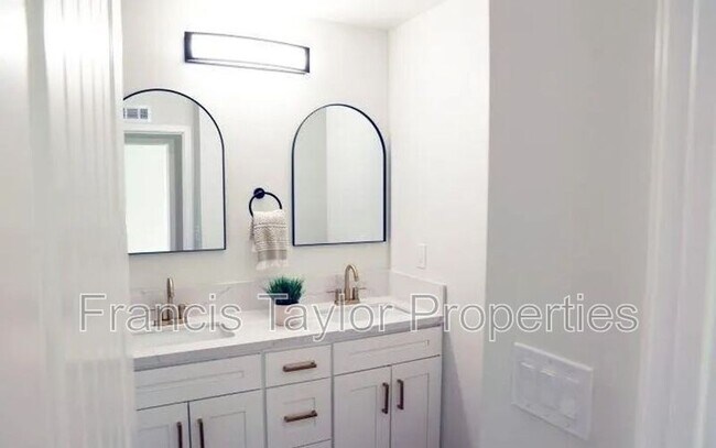 Building Photo - 13837 Paseo Cardiel