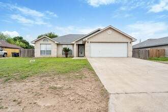 Building Photo - Spacious 3 Bedroom, 2 Bath Home on Quiet Dead-End Street