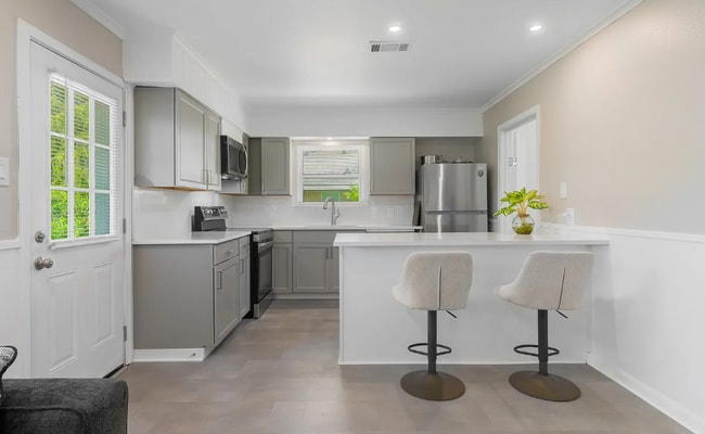 Building Photo - 3 Bedroom home in highly desireable area