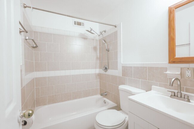 Building Photo - Amazing 3 BR/1.5 BA Townhome in Landover!