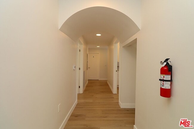 Building Photo - 2739 S Budlong Ave