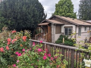 Building Photo - Great Location! Welcome Gardners! Tons of nice amenities ! * Landscape Service is Included *