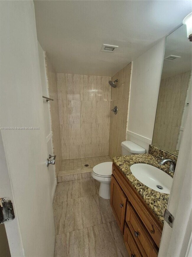 Building Photo - 9320 Fontainebleau Blvd