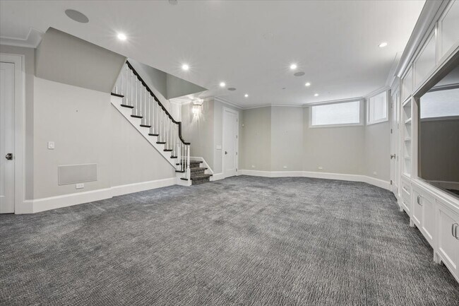 Building Photo - 458 W Deming Pl