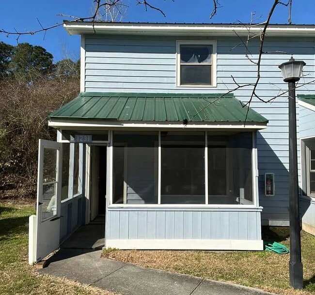 Building Photo - 1231 Shalom Dr