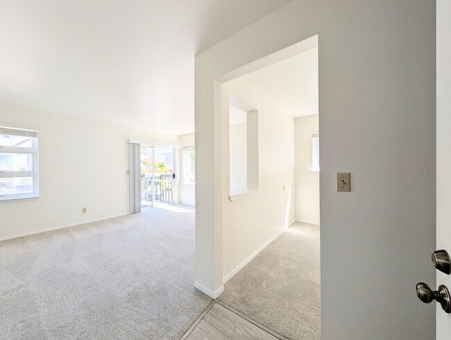 Building Photo - 2Bd/2Ba Seattle Condo