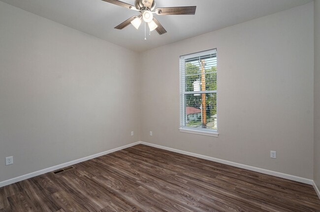 Building Photo - 300 S Hampton Ave