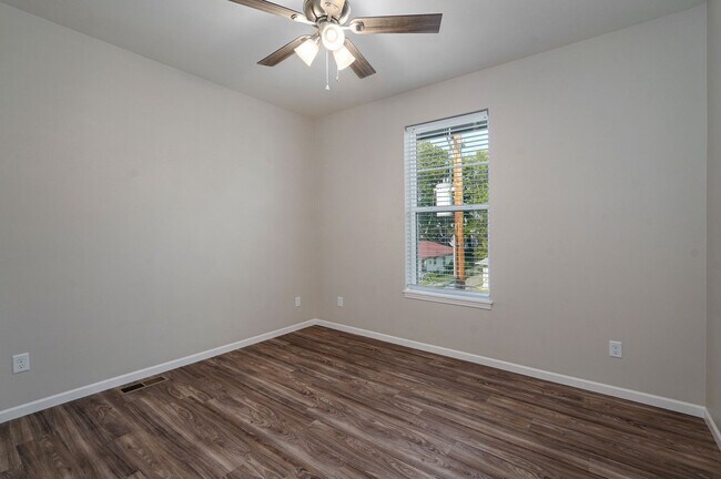 Building Photo - 307 S Florence Ave