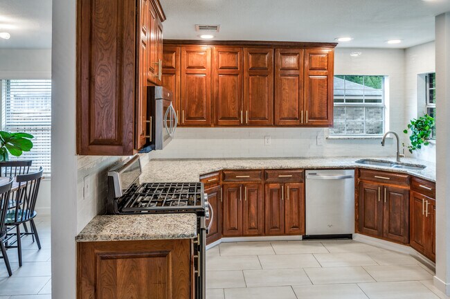 Building Photo - 825 Clearlake Dr