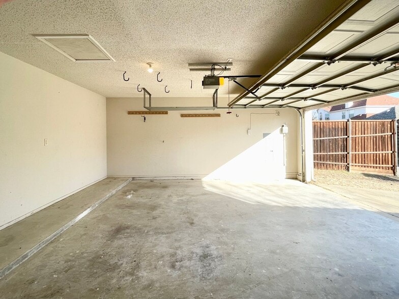 Building Photo - 9711 Saddle Dr