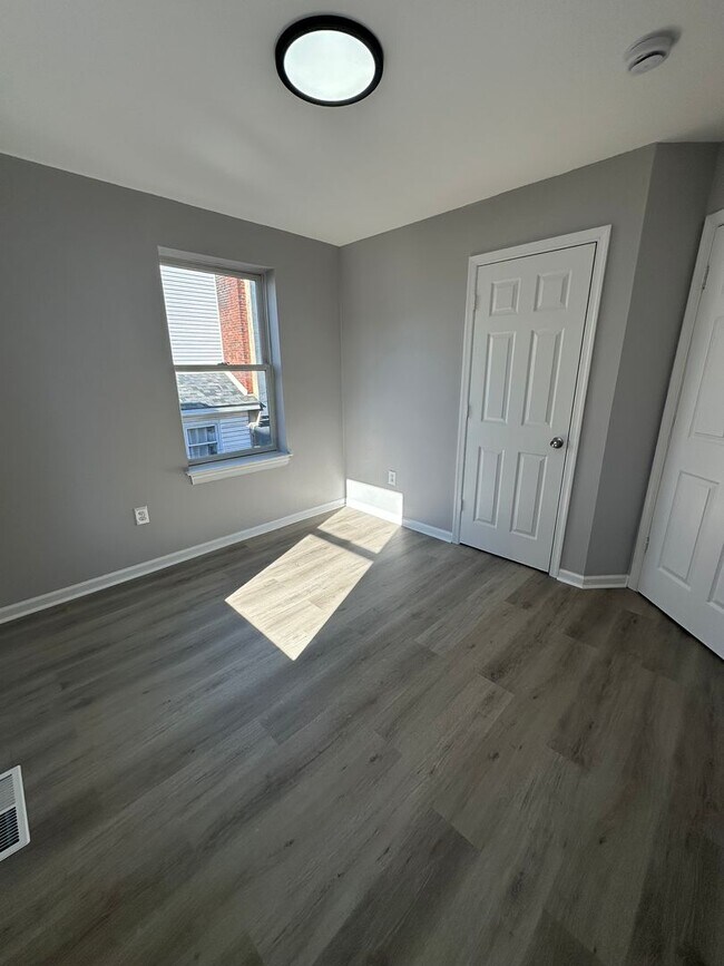 Building Photo - Beautifully renovated 3 Bed, 1.5 bath available. Section 8 welcomed!