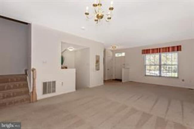 Building Photo - WELL MAINTAINED TOWNHOUSE WITH ONE CAR GARAGE, DECK,