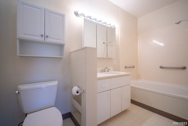 Building Photo - Palm Court, $2645, 2br/2ba Townhouse w/2 p...