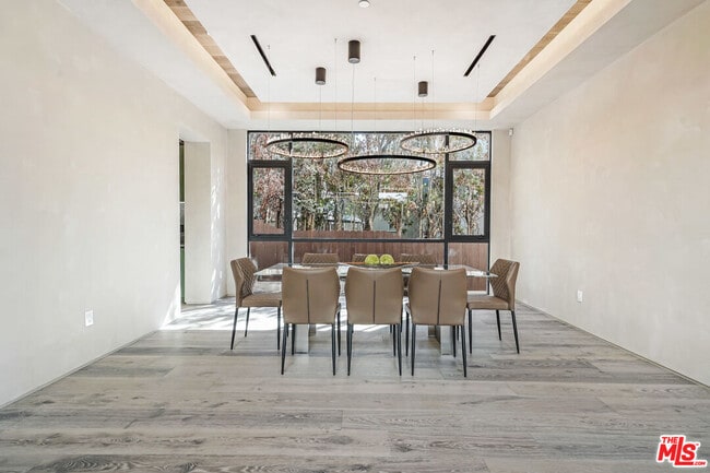 Building Photo - 318 S Medio Dr
